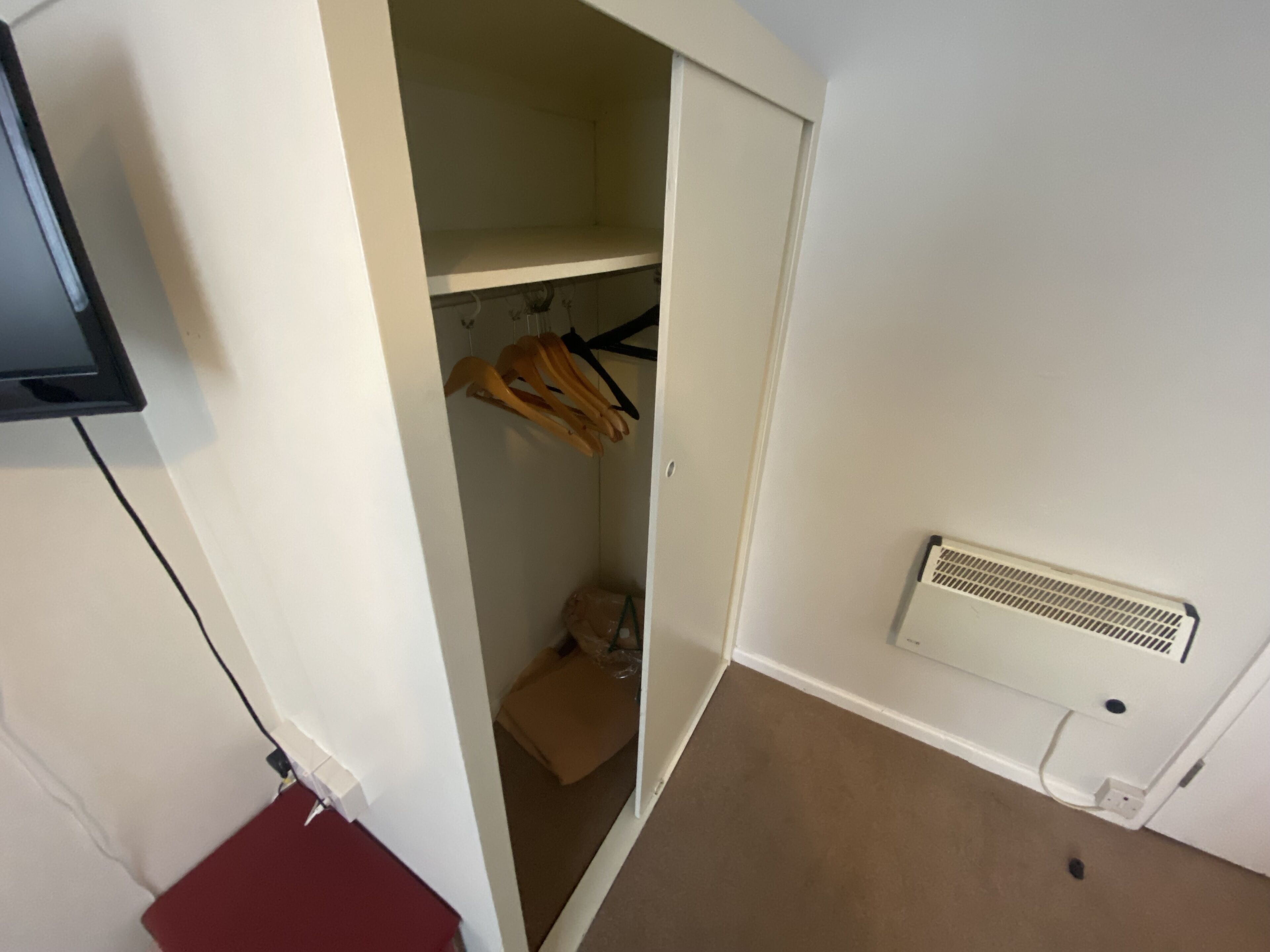 standard twin room | 1 bedroom, desk, bed sheets