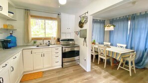 Fridge, microwave, oven, stovetop - Northern Escape to Muskoka - Waterfront Cottage in the trees - Casa Riverside (Huntsville)