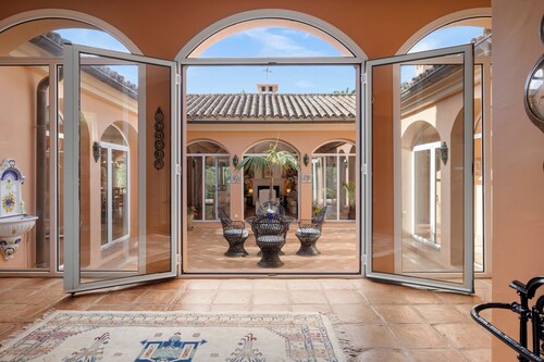 Casa Beaumont - Beautiful 5-Bed Villa w Private Pool & Stunning Views