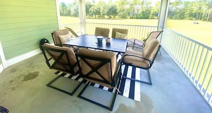 Coastal Getaway-Lovely 2 Bedroom Condo with a Pool