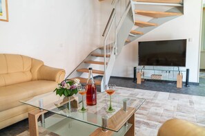 Smart-TV, Bücher, Musikbibliothek, Stereoanlage