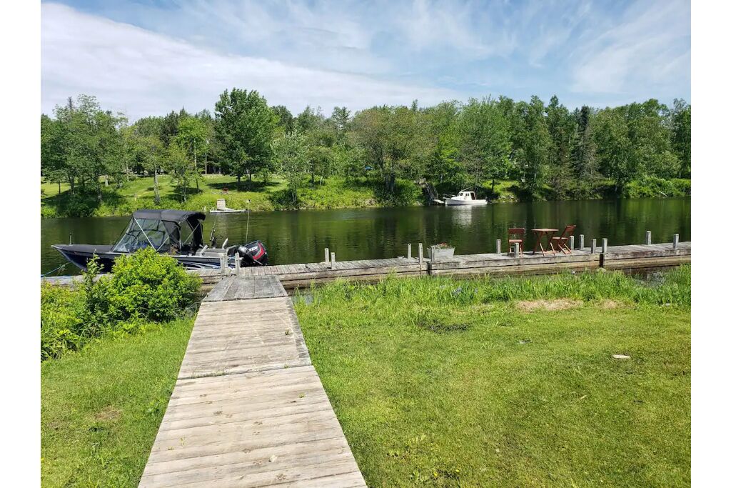 Cozy, clean 3-bedroom cabin on Moose River