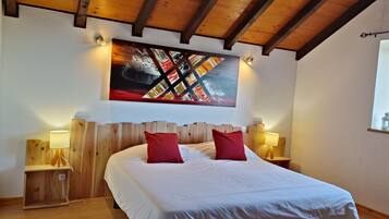 4 bedrooms, travel crib, free WiFi, bed sheets