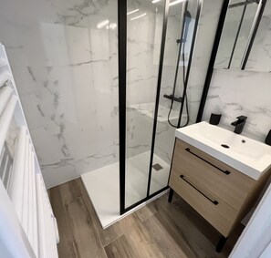 Badekar, hårføner og håndklær