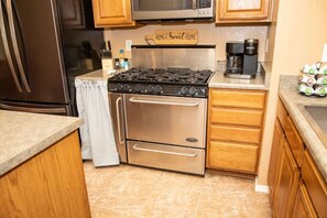 Køleskab, mikrobølgeovn, ovn, kogeplade