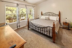 4 Schlafzimmer, Schreibtisch, Bügeleisen/Bügelbrett, WLAN