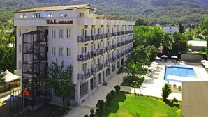A hotel with multiple floors, balconies, and a swimming pool. - Tal Beach Hotel (Kemer)
