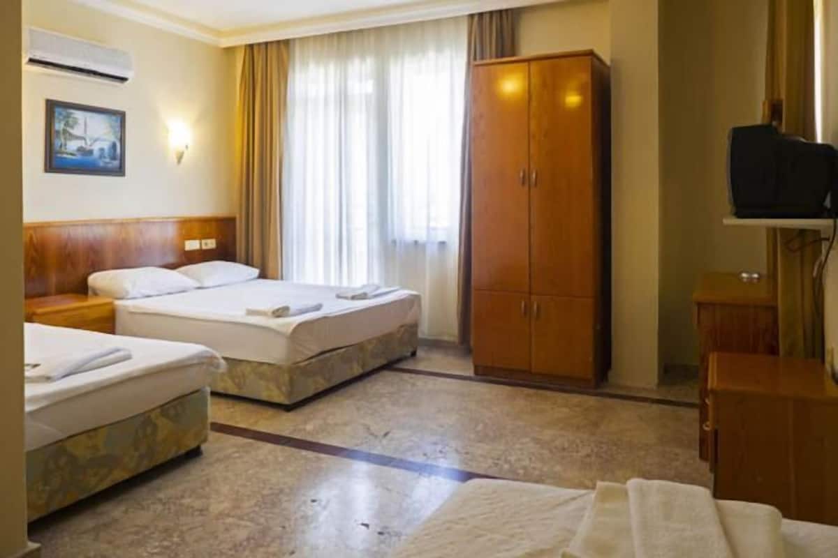 Tabla de planchar con plancha, wifi y ropa de cama 