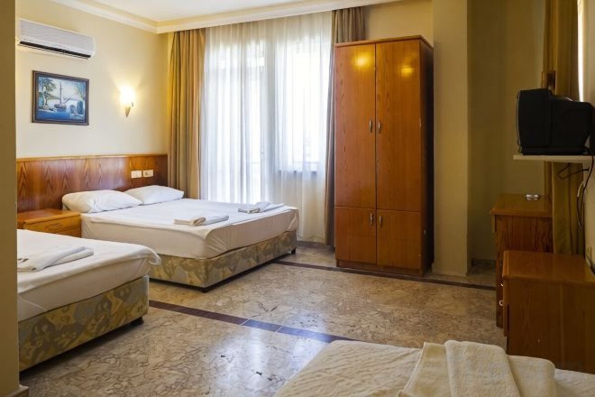 Tabla de planchar con plancha, wifi, ropa de cama