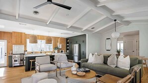 Une cuisine moderne avec des meubles en bois, des appareils en acier inoxydable et un îlot central.