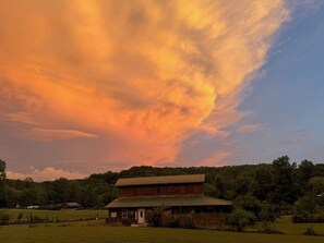 Exterior - 6 Minutes to Downtown Blue Ridge. Fully updated, amazing, serene barn Studio. (Blue Ridge)