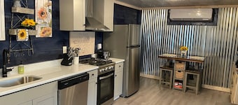 6 Minutes to Downtown Blue Ridge. Fully updated, amazing, serene barn Studio.