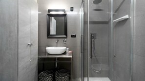 Regadera, bidet, jabón, shampoo 