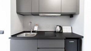 Réfrigérateur, bouilloire électrique, grille-pain