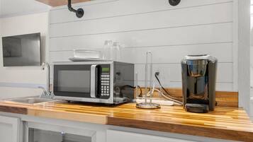 Mini-Kühlschrank, Mikrowelle, Wasserkocher mit Kaffee-/Teezubehör