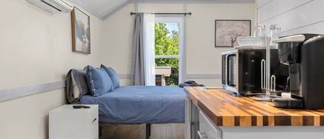 1 habitación, tabla de planchar con plancha, wifi y ropa de cama