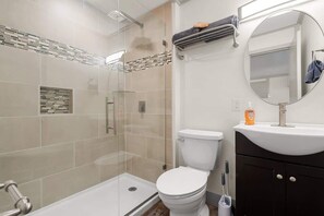 Douche, séchoir à cheveux, shampooing