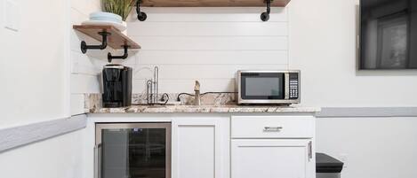 Mikrovågsugn, kaffe- och tebryggare och grytor/köksredskap