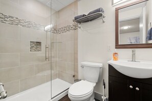 Ducha, secador de pelo, shampoo