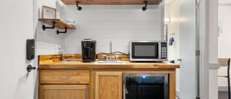 Frigobar, microondas, cafetera/tetera, utensilios de cocina