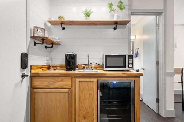 Mini réfrigérateur, micro-ondes, cafetière/bouilloire