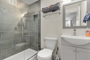 Dusj, hårføner og sjampo