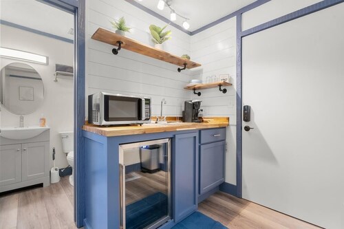 NEW 1 Bed Front Street Suite 5
