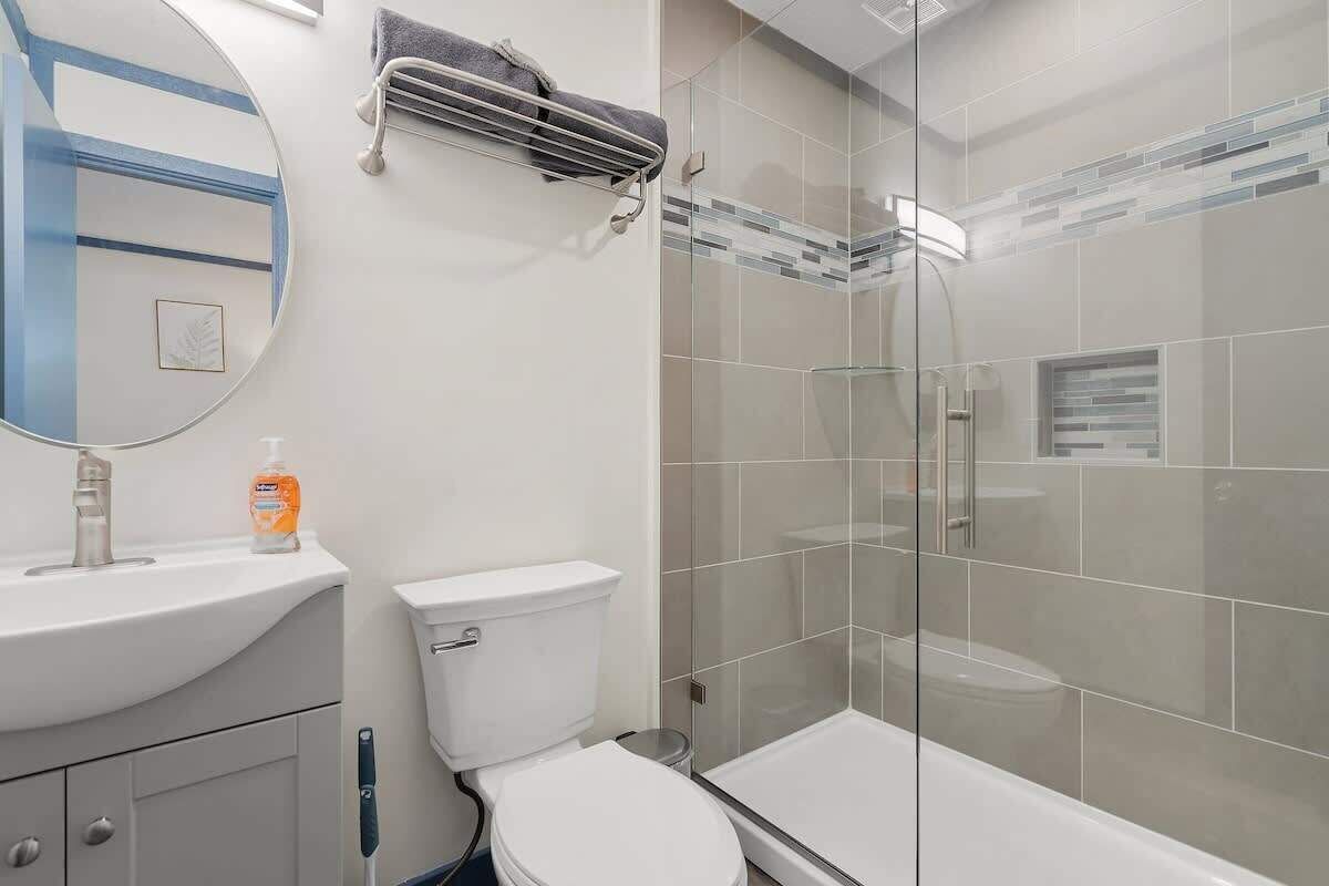 Een douche, een haardroger, shampoo