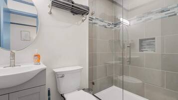 Een douche, een haardroger, shampoo