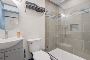 Dusche, Haartrockner, Shampoo