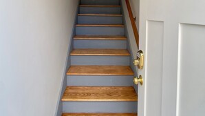 Una escalera con escalones de madera que lleva a un rellano.