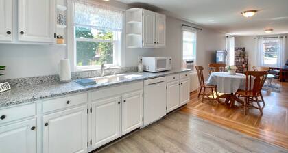 ~2.5mi to Beaches & Downtown Newport - Private Apartment