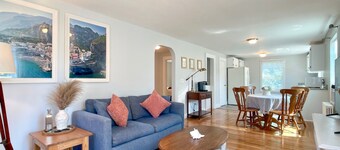 ~2.5mi to Beaches & Downtown Newport - Private Apartment