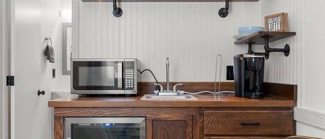 Microondas, cafetera/tetera, utensilios de cocina