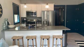 Kjøleskap, mikrobølgeovn, ovn og kokeplater