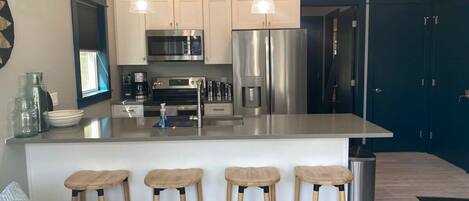 ثلاجة، ميكروويف، فرن، موقد طهي مسطح