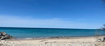 Clean/Modern Cottage in Heart of Charlevoix!