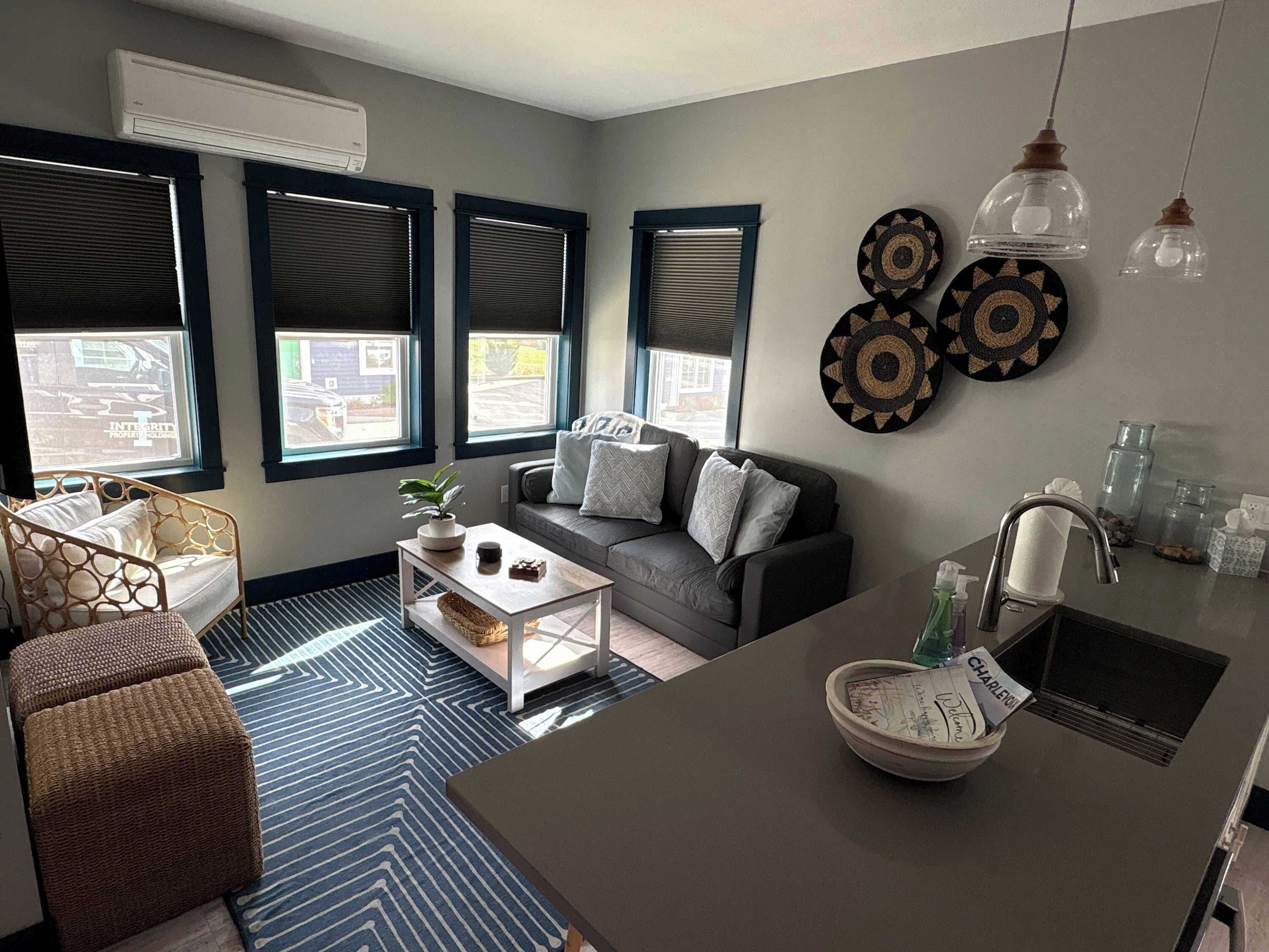 Tv, eldstad och kontor