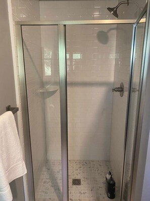 Shower, hair dryer, towels - Full Kitchen & Laundry in Large Condo- Very Clean! (Charlevoix)