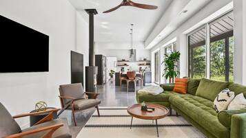 Smart-tv, een open haard en een tafeltennistafel