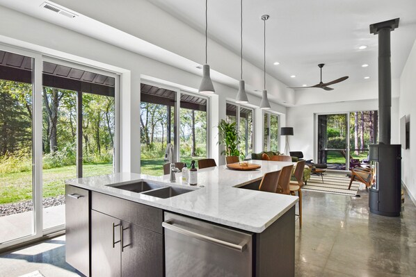 Réfrigérateur, micro-ondes, four, plaque de cuisson