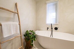 Badewanne, Haartrockner, Handtücher