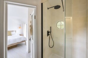 Badewanne, Haartrockner, Handtücher