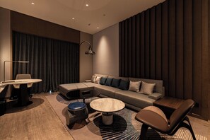 Suite – club, 1 soverom | Dundyner, minibar, safe på rommet og individuelt dekorert