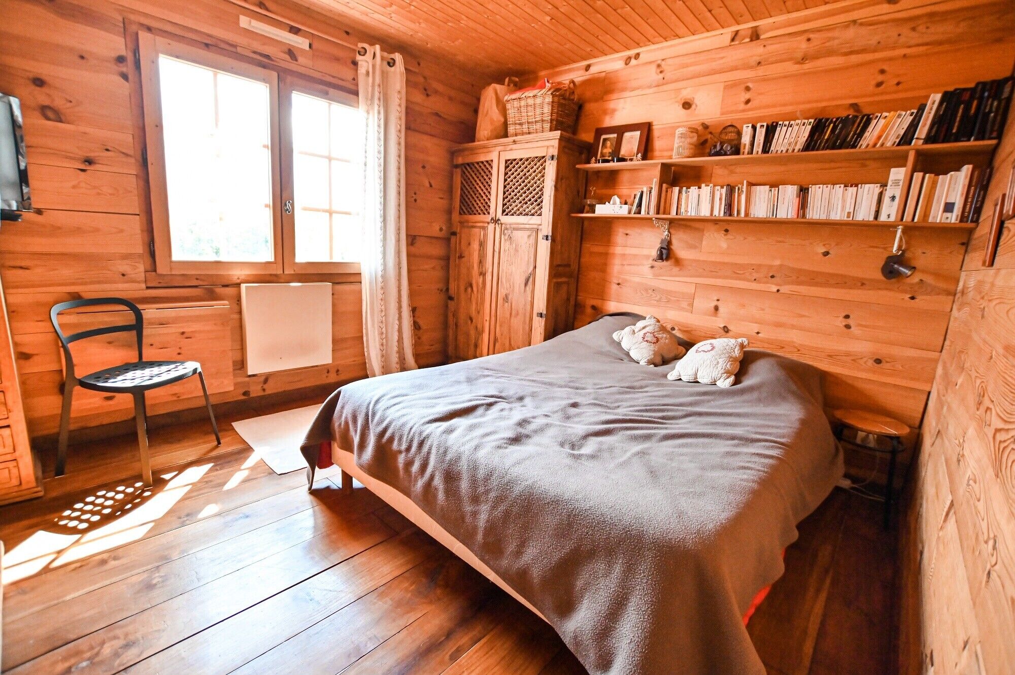 4 bedrooms, bed sheets