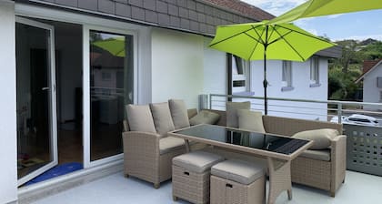 Schwarzwaldmarie zwischen Wald und Weinbergen