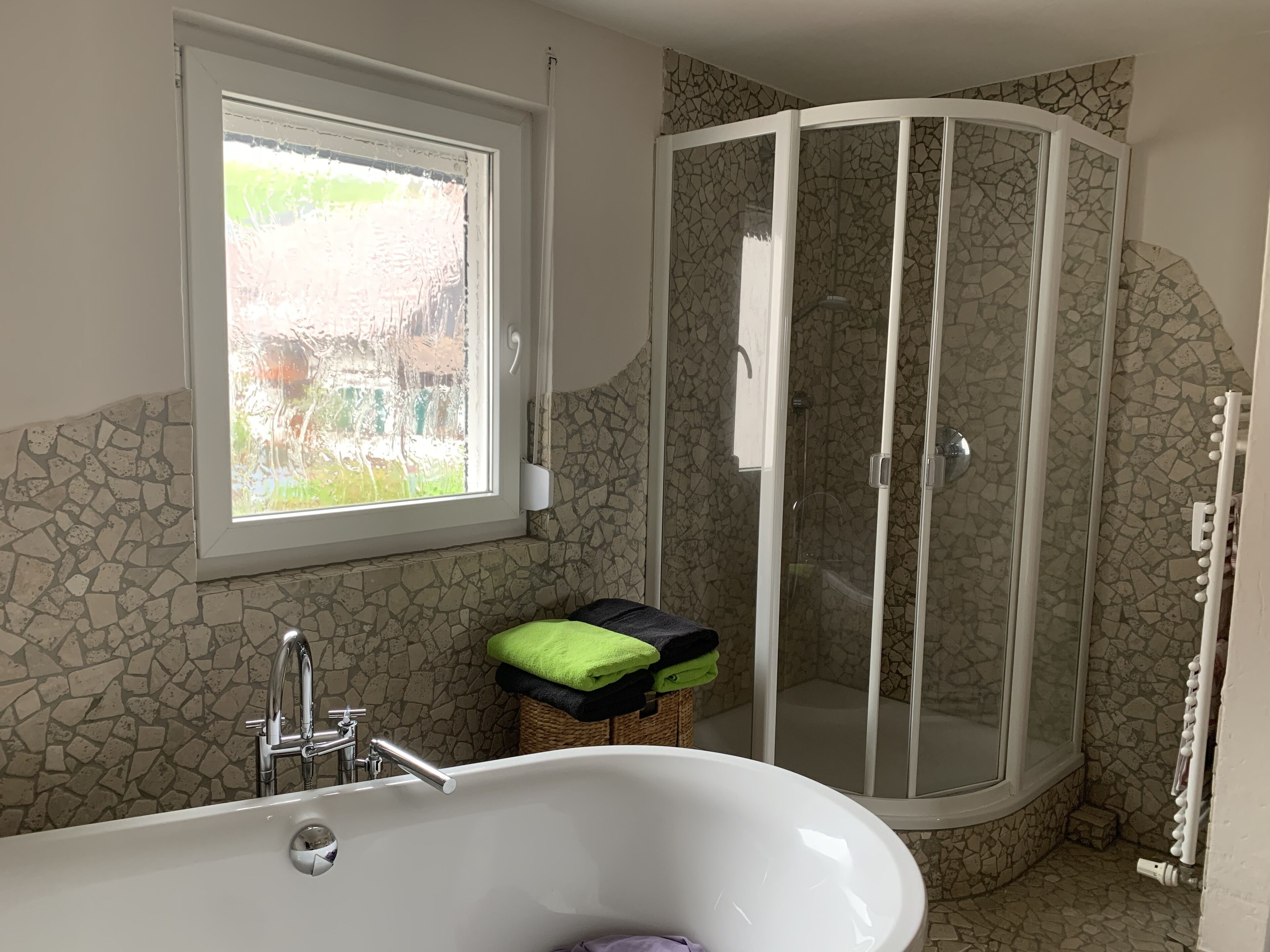 Badewanne, Haartrockner, Handtücher, Seife