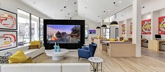 Modern Queen Bed Near Medical Center Downtown Galleria Art Gallery