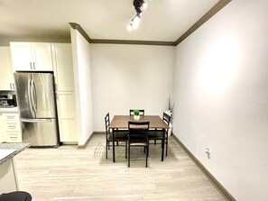 Dining - Modern Queen Bed Near Medical Center Downtown Galleria Art Gallery (Houston)