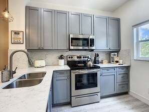 Refrigerador, microondas, horno y parrilla de estufa 